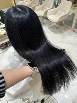 ヘアーアンドメイク ビス(HAIR&MAKE bis) 赤残留アリ!ブリーチで作るブルーブラック【山崎ほのか】