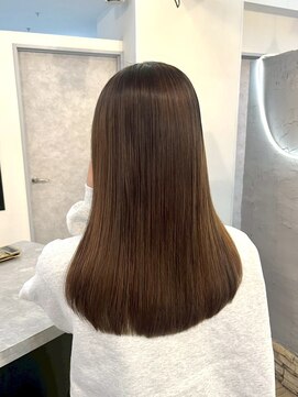 うねり・広がり解消！美髪縮毛矯正でつるんと艶髪へ