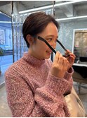 耳にかけたショートスタイル