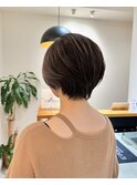 耳にもかけられるショートスタイル