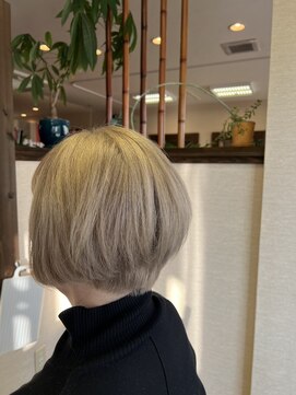 ヘアーズ はれるや(hair's) ハイトーンダブルカラーホワイトブロンドショートレイヤーボブ