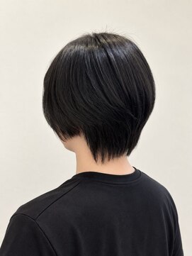 ウミト(Umito) 黒髪ツヤ×襟足タイトな大人ハンサムショート