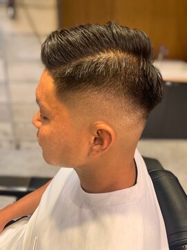 フランクスバーバー アンド ビアークラブ(FRANK'S BARBER and BEER CLUB) ショートレイヤートランクスヘア セミウエットスキンフェードr