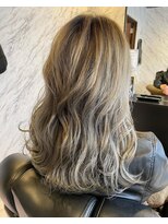 カミケンパセオ(kamiken.paseo)&nbsp;まとまる束感かわいいふんわり巻き髪ロング【カミケンパセオ】