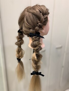 アヴソリューク(Absoluk) ゆるふわツインテール