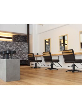 開放感のある店内に上質でカジュアルな雰囲気のサロン☆髪と頭皮の状態を見極めてあなたの理想を形に♪