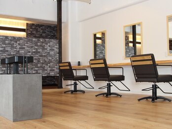 カミキル(Camikilu)の写真/開放感のある店内に上質でカジュアルな雰囲気のサロン☆髪と頭皮の状態を見極めてあなたの理想を形に♪