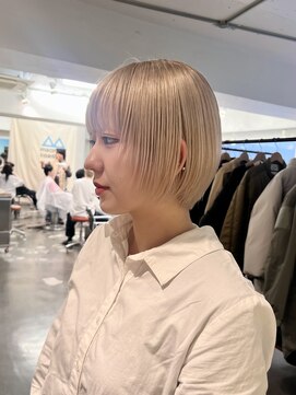 マカロニコースト(macaroni coast) 前髪ありショートブリーチホワイトベージュショート