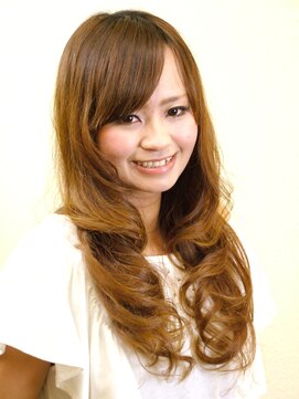 フォートップ(FOUR TOP) 甘さと大人のはざまで揺れる立体カール