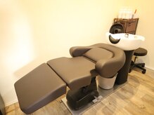 ヘアーアンドオト(hair and Oto)の雰囲気(フラットなシャンプー台でリラックスしていただけます。)