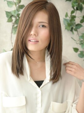 エマージュ 大宮(Emerge) iラインのラフストレートで大人のモード顔にシフト