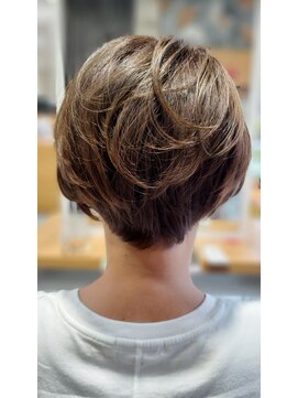 ラヴィ(Ravi) 耳見え隠れショート