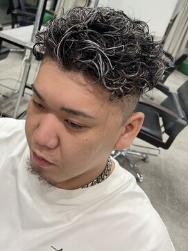 イーラ(era) スパイラルパーマメッシュ刈り上げツーブロック眉毛