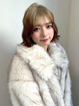 ブリーチ ハイトーンベージュ ボブ ウェーブヘア ルーツカラー