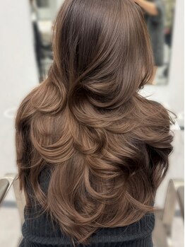 エッセンザ 梅田(ESSENZA)の写真/伸ばしかけの髪もロングヘアに飽きた方もトレンドをプラスしたデザインをご提案!レイヤーカットもお任せ◎