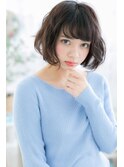 黒髪フリンジバングのくせ毛風カール切りっぱなしボブb