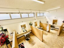 開放感のある店内でくつろぎの時間をお過ごしください！