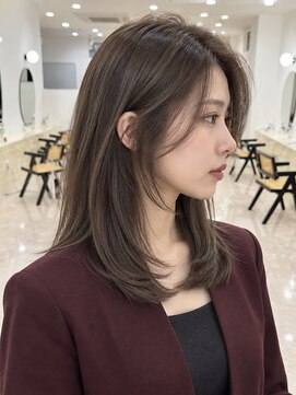 モト 船橋(moto) 韓国アイドルミディアムレイヤー艶髪アッシュモカベージュ船橋