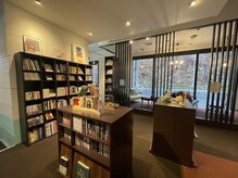 ヘアーアンドブック マルキーズ(hair&book marqise)の雰囲気（図書ルーム併設。ごゆっくりおくつろぎ下さい。）