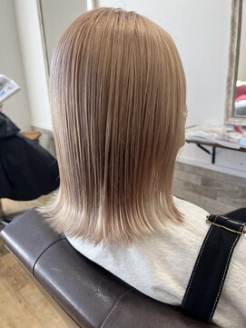 レヴィー(Revie) 外ハネミディアム×ハイトーンホワイトベージュ