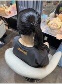 編み込みカチューシャのサイドポニー