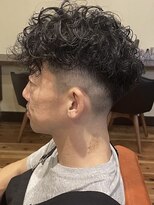 ヘアーグロウ スペインカールミディアムフェードカット刈り上げメンズカット