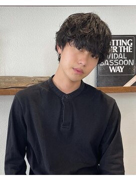 キュー(Cue_) 王道無造作メンズパーマ骨格矯正カット（表参道原宿明治神宮前）