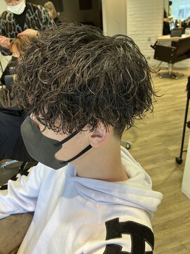 エヌプラス(N+) 刈り上げセンターパートサーフカールブルーブラッフェザーパーマ