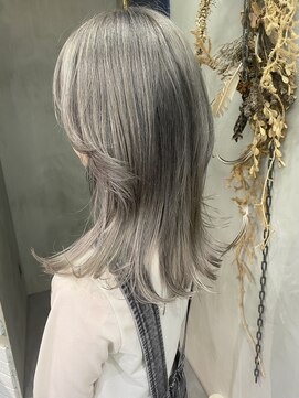 ロリム(RorriM) ウルフカット　ホワイトシルバー　ダブルカラー　ホワイトカラー