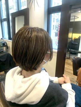 オルク 札幌大通(Orque) 小顔ショート筋感ハイライト耳掛け　ミルクティーベージュ