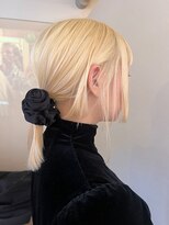 ホテリー(Hotely)&nbsp;ホワイトブロンドカラーブリーチあり20代ミディアムレイヤー