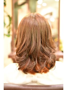 アンクルート(eNcroute) ひし形シルエットオレンジブロックカラー立体カールセミ