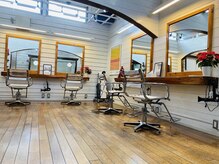 メッカヘアーデザイン(MECCAhairdesign)の雰囲気（●店内セットスペース（ウッディで落ち着いた雰囲気のセット面））