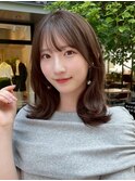 顔周りレイヤーカットくびれヘアミルクティーベージュカラー