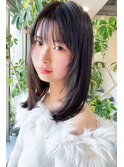 黒髪　ミディアムレイヤー 前髪あり 黒髪ストレートミディアム