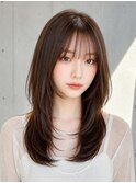自然にまとまるミディアムストレート