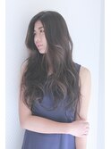 揺れ動く大きなウェーブでリラックス感を演出させるロング。