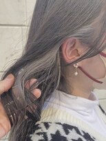 アース コアフュールボーテ 上越店(EARTH coiffure beaute) イヤリングシルバーカラーブリーチインナーカラー