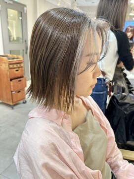 ヒビヲ(HIBIO) ショートボブベージュカラー切りっぱなしボブブリーチカラー横浜
