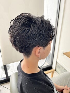 ココンプリュス アンド モナ(COCON+&MONA+) 刈り上げフェザーショート