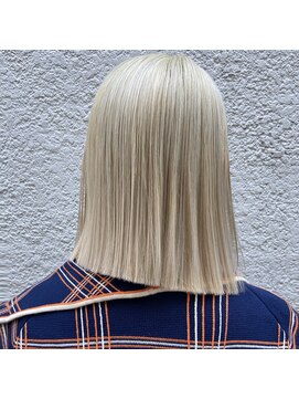 クク(QUQU) ホワイトブロンドとボブ