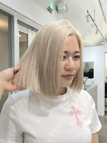 ジーナ オモテサンドウ(XENA)&nbsp;切りっぱなしボブ×ホワイトカラー×ミルクティー×ミニボブ