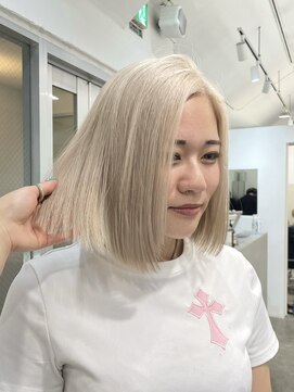 ジーナ オモテサンドウ(XENA) 切りっぱなしボブ×ホワイトカラー×ミルクティー×ミニボブ