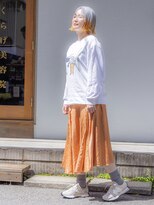 くらげ美容院 武蔵小杉&nbsp;グレイヘア×ビビッドオレンジ★切りっぱなしボブ[40代50代60代]