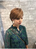 ショートスタイル分け目なし立体感丸み明るめブラウン