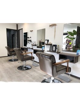 【駐車場あり】4席のみのプライベートサロン◇経験豊富なスタイリストによる丁寧なカウンセリングが◎