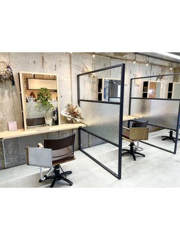 周りを気にせずに過ごせる空間で、あなただけのサロンタイムをお過ごしください♪半個室なのも嬉しい！