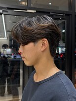 カルム(kalm)&nbsp;毛流れセンターパートニュアンスパーマカルマヘアメンズ パーマ