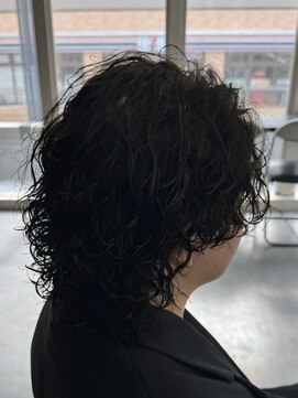 バース バイ ハピネス(BIRTH by happiness) 韓国へアカルマパーマワックスなしセンターパート黒髪ウルフ