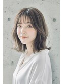 ソフトグレージュが溶け込む、柔らかなミディアムヘア
